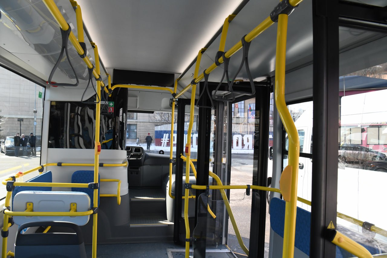 Дагестан в 2026г получит еще 90 новых пассажирских автобусов В 2026 году Дагестан получит 90 новых современных автобусов в рамках федерального проекта Развитие общественного транспорта По данным Минтранса Дагестана закупка станет частью масштабной программы по обновлению общественного транспорта республики Парк пополнят машины разного класса 35 автобусов малого класса 36 среднего и 19 большого Это продолжение системной работы в 2025 году в рамках того же национального проекта Инфраструктура для жизни в Махачкалу уже поступило 84 новых автобуса Новая техника будет соответствовать современным требованиям автобусы оснащены системами видеонаблюдения кондиционирования электронными табло Wi Fi устройствами для безналичной оплаты и низкопольной конструкцией для маломобильных пассажиров Местоположение каждого транспорта отслеживается в реальном времени благодаря ГЛОНАСС Реализация программы находится на особом контроле Главы Дагестана Сергея Меликова сообщили в министерстве