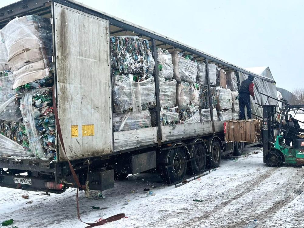 Сотни тысяч пластиковых бутылок из Архангельской области отправили на переработку  За месяц на Архангельском мусоросортировочном комплексе собрали 12 тонн ПЭТа. Фура с пластиковыми бутылками из синих контейнеров уехала на завод переработчика в Нижний Новгород.  Напомним, в Архангельске, Северодвинске, Новодвинске и Приморском округе установлено 1627 синих контейнеров для сбора «сухих» отходов. Они предназначены для макулатуры, пластика, стекла и металла.  На мусоросортировочном комплексе отмечают, что мыть бутылки и снимать этикетки необязательно. В процессе обработки их тщательно промывают от загрязнений, дробят и отделяют разные материалы друг от друга с помощью воды или воздуха. При этом бутылки рекомендуется выбрасывать пустыми и в смятом виде — так их больше умещается в контейнере и не загрязняются другие отходы, пригодные для переработки.  Фото: «ЭкоИнтегратор»