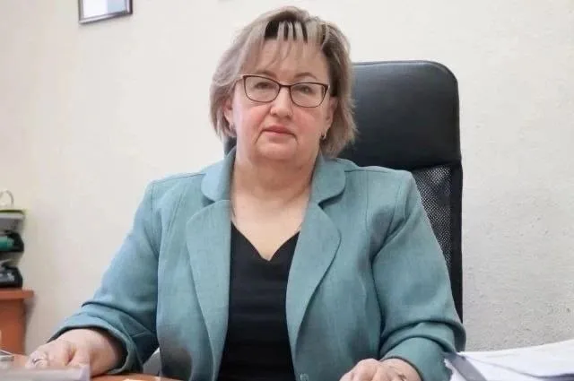 Замглавы Петропавловска уволена по коррупционным основаниям В связи с утратой доверия своего поста лишилась заместитель главы Петропавловска Елена Погорелова Ее обвиняют в незаконном оформлении договоров с аффилированной фирмой городского депутата и заместителя Гордумы Саргисом Сарояном Как сообщили в прокуратуре чиновница не предпринимала мер к расторжению соглашений на размещение нестационарных торговых объектов при наличии законных оснований задолженность по арендной плате несоблюдение обязательных требований к расположению объектов и др Помимо этого чиновница способствовала заключению неправомерного договора на другие объекты принадлежащие фирме депутата