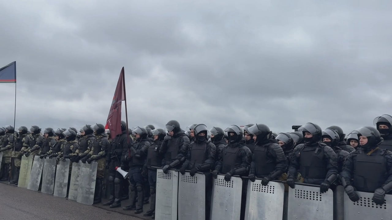 Пока каратели в #Могилёв имитировали беспорядки между собой, в #Дрибин мужчина убил на почте пенсионерку, а вторую избил до госпитализации  Сегодня утром в агрогородке Рясно Дрибинского района 39-летний мужчина устроил погром в местном почтовом отделении и напал на нескольких посетителей.   Одна из пострадавших, 71-летняя пенсионерка, скончалась от полученных травм на месте. Еще одна женщина была госпитализирована.