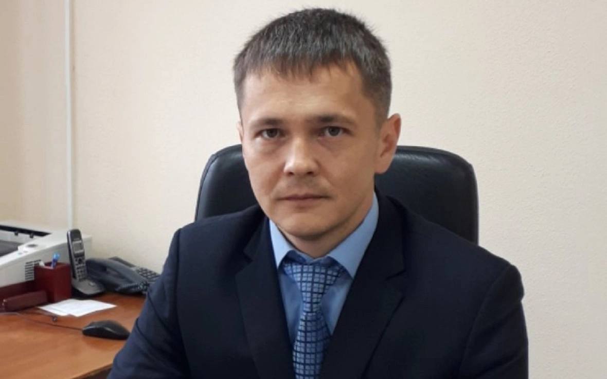 В Башкирии арестовали имущество бывшего замглавы района на 44 млн Прокуратура Башкирии добилась ареста имущества бывшего заместителя главы администрации Мелеузовского района и его родственников Суд наложил обеспечительные меры на активы экс чиновника в размере 44 млн руб сообщили в надзорном ведомстве По данным РБК Уфа речь идет об Альберте Таймасове Сейчас он является фигурантом уголовного дела о посредничестве во взяточничестве Как рассказали в прокуратуре в 2020 2024 годах чиновник его супруга и мать стали владельцами 13 квартир в Мелеузе и Уфе а также купили автомобили Lexus и Kia K3 Общая стоимость приобретенного имущества оценивается в 44 млн руб При этом их официальные доходы гораздо ниже РБК Уфа в Telegram РБК Уфа в MAX