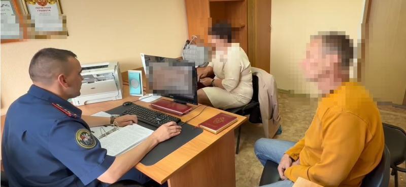 Подрядчика на Камчатке обвиняют в хищении 9 миллионов бюджетных средств Преступление совершено при исполнении муниципального контракта на капитальный ремонт Дворца культуры в Вилючинске сообщили в СУ СК По данным следствия 45 летний директор и учредитель подрядной организации в одном лице в декабре 2022 года получил аванс для начала производства работ по капремонту зрительного зала здания Дворца культуры Однако до декабря 2024 года работы по контракту он не выполнил Денежные средства похитил потратил на личные нужды чем причинил муниципальному бюджетному учреждению ущерб в особо крупном размере на сумму более 9 миллионов рублей уточнили в СУ СК Уголовное дело возбуждено по ч 4 ст 159 УК РФ мошенничество в особо крупном размере Максимальное наказание по данной статье предусматривает лишение свободы на срок до 10 лет Подписаться Прислать Чат