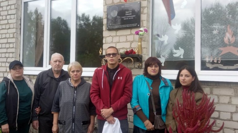 В Навлинском районе открыли мемориальную доску герою СВО guberniya tv obshhestvo 316670 Мемориальная доска памяти ефрейтора Андрея Александровича Макарова погибшего в ходе СВО появилась на здании Бяковской школы ƃℾ подписаться прислать новость