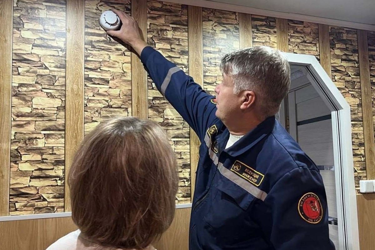 В квартирах 599 вологжан установили пожарные извещатели с начала осени Региональное отделение Всероссийского добровольного пожарного общества продолжает бесплатно устанавливать в квартирах многодетных семей Вологодской области автономные пожарные извещатели Работы проводятся по социальному проекту Безопасный дом Об этом сообщил губернатор области Георгий Филимонов На Вологодчине обезопасим от пожара жилье еще 1 8 тысячи семей рассказал Георгий Филимонов Поддерживаем эту работу в 2025 году на реализацию проекта выделили из областного бюджета 3 миллиона рублей субсидии Действие программы расширили Дополнительно приборы получат семьи с двумя и более детьми инвалиды войны инвалиды I и II групп граждане которые ухаживают за детьми инвалидами С начала осени датчики установили в квартирах 599 семей полностью работу завершат к лету будущего года