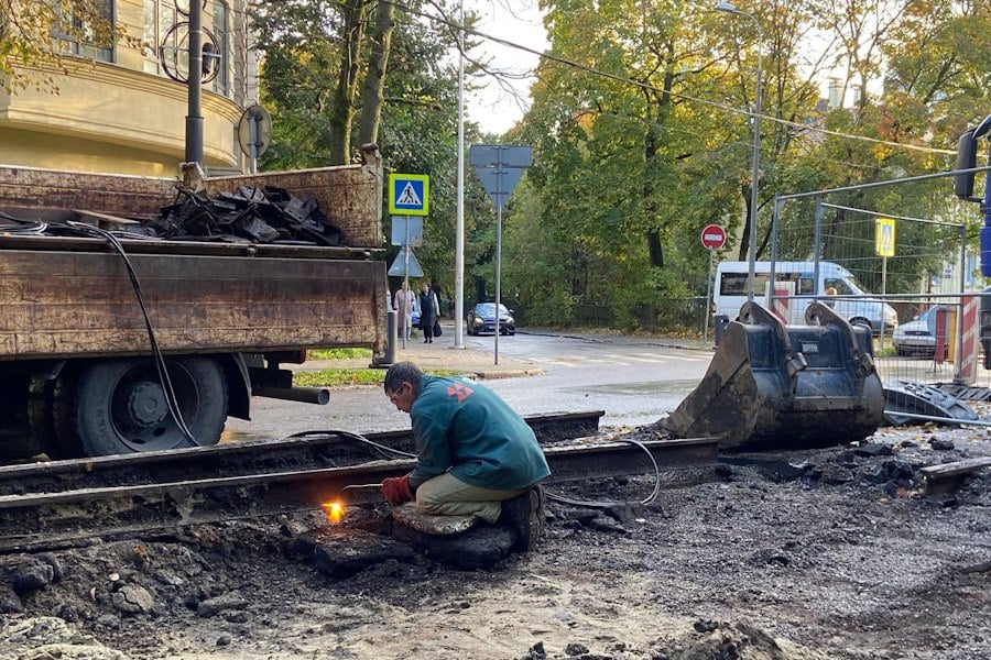 В Калининграде на проспекте Победы у парка демонтируют трамвайные рельсы  В Калининграде в начале проспекте Победы в районе Центрального парка рабочие приступили к демонтажу трамвайных рельсов, сообщили «Новому Калининграду» очевидцы.    «Сейчас рабочие в районе дома № 4 по проспекту Победы. Судя по знакам ремонта и обмотанным деревьям, они будут двигаться в сторону строящейся поликлиники на ул. Расковой», — рассказал общественный активист, краевед Александр Панфилов.  Отметим, ранее горвласти заключили контракт с ЗАО «СМУ-7» стоимостью 4,45 млн рублей на создание парковок для посетителей Центрального парка. Согласно документации, парковки должны появиться вдоль проспекта Победы на месте трамвайных рельсов.  Фото: Александр Панфилов