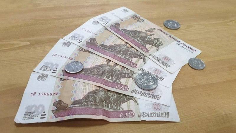 Повышение зарплаты удержит половину астраханцев от смены работы Сервис hh ru провёл исследование показывающее настроения соискателей на рынке труда Астраханской области и Южного федерального округа Согласно его результатам 50 респондентов готовы отказаться от перехода в новую компанию если их нынешний работодатель предложит повышение заработной платы Именно увеличение дохода стало ключевым аргументом для принятия так называемого контроффера встречного предложения от текущей компании При этом для значительной части сотрудников важны и другие условия 20 останутся при повышении в должности 16 ради интересного проекта 13 при изменении графика работы а 9 в случае перевода в другой отдел В то же время 18 опрошенных в регионе заявили что не примут встречное предложение ни при каких обстоятельствах и намерены сменить место работы Астрахань 24 в МАХ