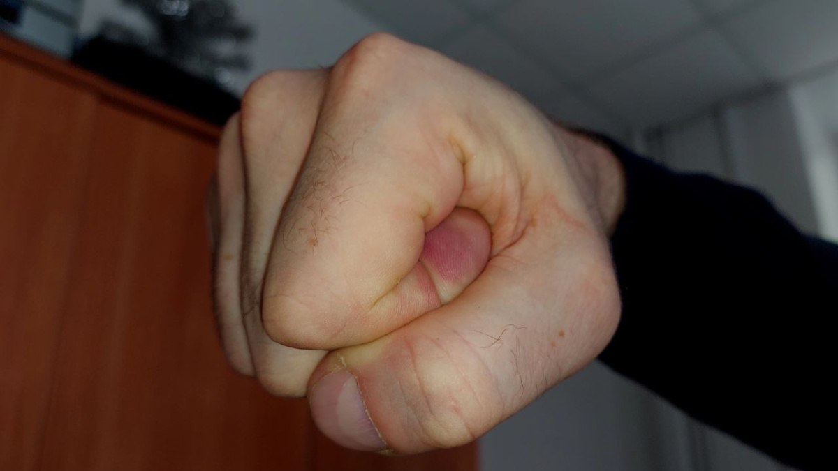 В Самаре СК возбудил дело об избиении подростками пьяного мужчины 27 июля в социальных сетях появилась информация о том, что в Самаре случилась потасовка, в которой участвовали мужчина и группа подростков. Сам инцидент попал на видеозапись, распространенную в интернете. Согласно кадрам, ребята жестоко избивали выпившего мужчину, лишенного возможности защищаться. Люди вокруг инцидента никак не отреагировали и не попытались остановить происходящее. О состоянии пострадавшего на данный момент неизвестно. Под руководством главы СК России по Самарской области Павла Олейника начали официальное расследование. Возбуждено уголовное дело по подозрению в хулиганстве согласно части первой статьи 213 УК РФ. Ведется работа следователей и оперативников для установления всех деталей происшествия. ГТРК «Самара»