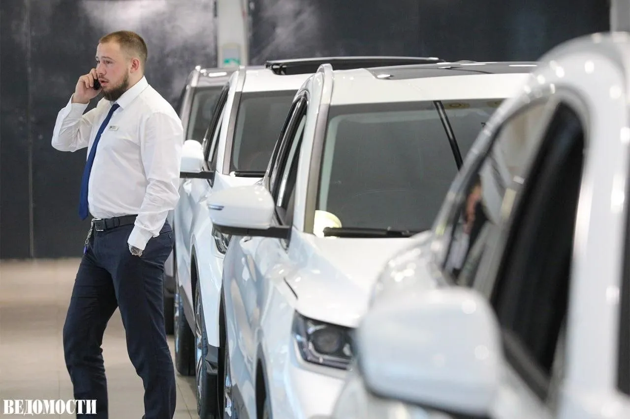 Продажи подключаемых гибридов в первом квартале выросли в России в 2 3 раза по сравнению с тем же периодом прошлого года сообщает Автостат По данным агентства в январе марте было реализовано 13 566 таких машин Доля подключаемых гибридов на российском рынке за год выросла с 2 4 до 5 1 Среди марок лидером в сегменте стал бренд Voyah реализовавший за три месяца 3038 автомобилей 22 4 от общего количества На втором месте Geely на третьем отечественный Evolute В топ 5 также вошли Lixiang и Lynk Co В модельном рейтинге лидирует кроссовер Voyah Free В первую тройку также вошли Evolute i Space и Geely EX5 EM i Max Telegram Рассылка Приложение для iOS Android