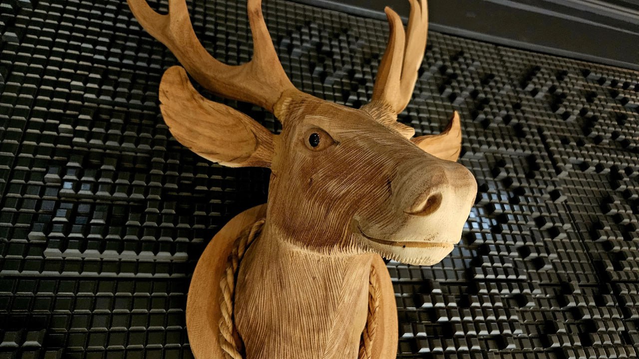 Коррупционная тундра Развязка Два бывших топ чиновника из НАО Блощинский и Полугрудов услышали приговор Оба уже за решёткой и в ближайшее время оттуда не выйдут Нарьян Марский городской суд НАО вынес приговор бывшему заместителю губернатора руководителю аппарата администрации Ненецкого автономного округа Андрею Блощинскому бывшему начальнику Управления госзаказа НАО Андрею Полугрудову и двум предпринимателям Мустафе Сейтасанову и Анне Леушиной Фантастическая четвёрка казнокрадов в зависимости от роли и степени участия каждого признана виновной по части 4 статьи 159 УК РФ Мошенничество совершенное организованной группой в особо крупном размере с использованием служебного положения и части 1 части 2 и части 3 статьи 285 УК РФ Злоупотребление должностными полномочиями Судом установлено что с июня 2021 года по декабрь 2022 года квартет украл средства Ненецкой окружной больницы имени Батмановой и бюджета НАО Схему мы уже описывали ранее медицинское оборудование в лечебное учреждение поставлялось по завышенным ценам у подконтрольных поставщиков Всего при заключении трёх контрактов наворовано было более 24 млн рублей Считай по 7 с хвостиком миллионов с контракта Жирно Напомним что в декабре 2024 го казнокрад Блощинский уже был осуждён за взяточничество с мая 2022 года по март 2023 года он поручил заместителю руководителя аппарата администрации округа Андрею Демченко найти коммерса который будет согласно перечислять ему 10 процентов от суммы заключаемых от имени НАО контрактов в сфере медицинского обслуживания Всего он намеревался получить в качестве взятки 4 миллиона 442 тысячи 363 рублей но был задержан сотрудниками правоохранительных органов Тогда суд назначил Блощинскому наказание в виде 9 лет лишения свободы в исправительной колонии строгого режима и штраф в пятикратном размере взятки 22 211 815 рублей Вину и тогда и сейчас Блощинский признавать отказался как и Полугрудов и Сейтасанов и Леушина В пресс службе прокуратуры Архангельской области и НАО сегодня сообщили что Блощинскому учитывая судимость по предыдущему приговору окончательно назначено 13 лет лишения свободы с отбыванием в колонии строгого режима со штрафом 23 млн рублей с лишением права занимать должности на государственной службе связанные с осуществлением организационно распорядительных и административно хозяйственных полномочий на срок 7 лет Полугрудов осуждён к 7 годам лишения свободы с отбыванием в колонии общего режима со штрафом 700 тысяч рублей с лишением права занимать должности на государственной службе связанные с осуществлением организационно распорядительных и административно хозяйственных полномочий на срок 2 года Сейтасанову и Леушиной которые проводили поставку медицинского оборудования через подконтрольные организации назначено наказание в виде лишения свободы в исправительной колонии общего режима на срок от 4 до 5 лет со штрафом от 400 тысяч рублей до 600 тысяч рублей рублей Приговор в законную силу не вступил Добавим что обжаловать приговор а сделают это осуждённые с вероятностью 99 9 будут в Ненецком окружном суде Как стало известно редакции Блощинский планирует уйти на СВО Но Полугрудов не пускает