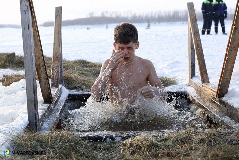 В Нижневартовске готовятся к празднованию Крещения Господня. 19 января в 10:30 пройдет Крестный ход и Великое освящение воды на набережной реки Оби у храма Рождества Христова. Божественная литургия начнется в 8:15.  Крещенскую воду можно будет набрать в нескольких храмах:  - Рождества Христова  ул. 60 лет Октября, 68 ; - храма Пантелеимона  ул. Маршала Жукова, 21 ; - храма Николая Чудотворца  п. Солнечный ; - храма Матроны Московской  ул. Чапаева, 44 ; - храма Александра Невского  ул. Маршала Жукова, 1 ; - храма Иоанна Предтечи  ул. Октябрьская, 44 .  На территории храмов будут дежурить спасатели и медработники, а порядок обеспечат полиция и народные дружины.