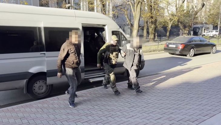 В Керчи поймали пенсионера СБУ призывавшего разбомбить Красную площадь Пенсионер ранее служивший в СБУ призывал ударить БПЛА по Красной площади во время Парада Победы Инцидент вызвал широкий общественный резонанс из за циничного характера призывов и выбранного времени предполагаемой атаки ЧИТАЙТЕ ТАКЖЕ Ребенка надо сразу взорвать ФСБ опубликовала жуткие детали сорванного теракта в Крыму Служивший в СБУ и работавший на одном из предприятий морского транспорта стал фигурантом уголовного дела после своих высказываний в мессенджере Как сообщает ФСБ мужчина публично призывал к нанесению ударов беспилотниками по Красной площади в момент проведения Парада Победы Возбуждено уголовное дело подозреваемому грозит наказание в виде лишения свободы на срок до 7 лет го Подробнее