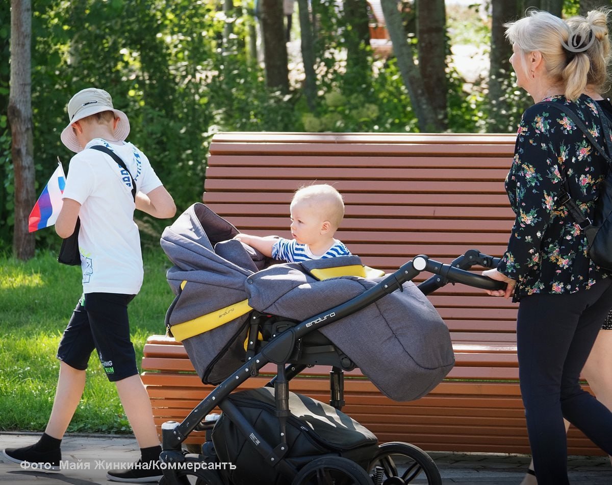 Многодетным семьям участников СВО помогут «социальные няни» от Смольного   Правительство Санкт-Петербурга поможет многодетным семьям участников специальной военной операции в уходе за детьми, предоставив услуги «социальной няни». Постановление о введении новой меры поддержки подписал губернатор города Александр Беглов. Работники осуществят кратковременный присмотр за детьми не старше трех лет. Услугу предоставят в объеме, установленном индивидуальной программой с учетом индивидуальных потребностей получателя.  «Социальная няня» будет навещать многодетные семьи от одного до трех раз в неделю. Визит работника продлится два часа. На каждую семью выделено до шести часов в неделю.