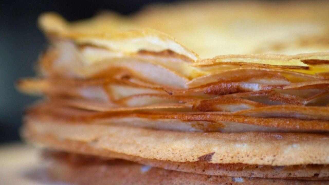 Мировой рекорд по числу испеченных блинов установила студентка из Петербурга Александра Рогова учится в кулинарном колледже В день своего 19 летия 16 февраля решила выпечь рекордное количество блинов За час она приготовила 199 блинов но из за строгих требований к размеру и цвету в зачет пошли только 173 общим весом 7 5 кг Для приготовления блинов Александра использовала 4 л воды 4 л молока 30 яиц и почти 3 кг муки в ход пошли 24 большие сковороды Трудилась сама от замеса теста до выпекания За процессом следили два сторонних наблюдателя и экспертная комиссия в режиме онлайн Все испеченные для рекорда блины девушка передала в петербургское отделение благотворительного фонда Ночлежка Есть желающие побить рекорд Источник Известия Будь в курсе событий везде ОК VK MAX