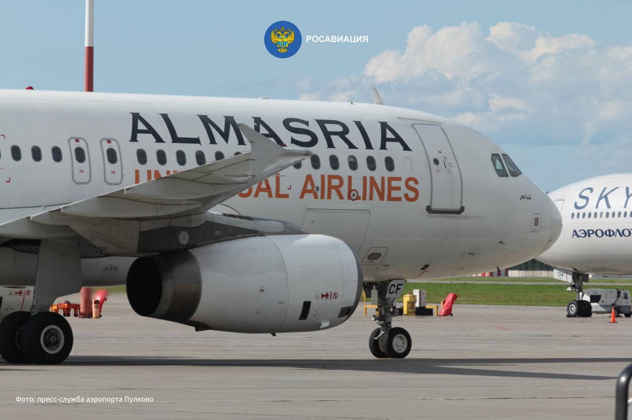Дежавю. Регулярность полетов AlMasria Universal Airlines к 1 августа должна вырасти в разы. В противном случае Росавиация будет вынуждена отказать авиакомпании в выполнении чартерных рейсов между Россией и Египтом в зимнем расписании 2025-2026 годов, заранее проинформировав об этом туроператоров. Таков основной итог беседы главы Росавиации Дмитрия Ядрова с генеральным директором AlMasria Шерин Фарид. «Практически каждый второй рейс авиакомпании выполняется с задержкой. Такое отношение к пассажирам недопустимо. Необходимо кардинально и в сжатые сроки изменить ваши подходы к планированию операционной деятельности. После безопасности полетов комфорт пассажиров - ключевой приоритет для всех без исключения участников рынка авиаперевозок России», - указал Дмитрий Ядров.