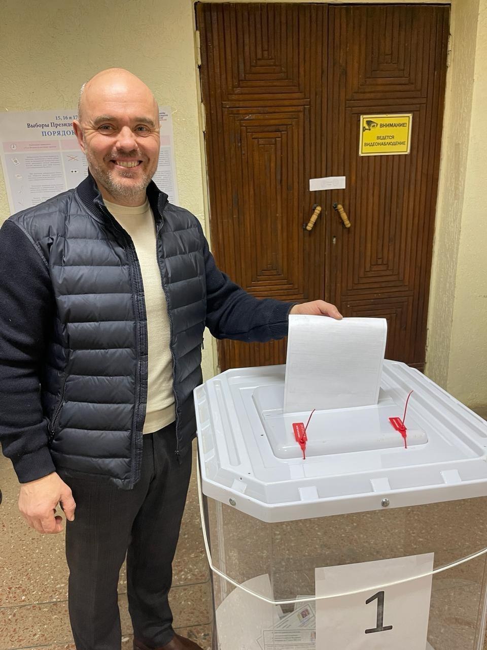 Депутата нижегородского заксобрания Дмитрия Колыванова осудили за мошенничество Как сообщает Коммерсантъ Приволжье ему дали 4 5 года колонии общего режима Речь идет о периоде с 2021 по 2023 год когда депутат был гендиректором Павловского опытного механического завода С его согласия завод перечислил компании ПФ Агротехмаш более 13 миллионов рублей в виде займа Компанию ликвидировали до возвращения денег Руководила фирмой исполнительный директор павловского завода Рыжова При этом учредитель завода согласия на такие сделки не давал Ущерб предприятию оценили почти в 7 млн рублей Также срок получила его сообщница Инна Рыжова она получил более 3 лет реального срока Фото Дмитрий Колыванов Vk com Читать новости без интернета в МАХ