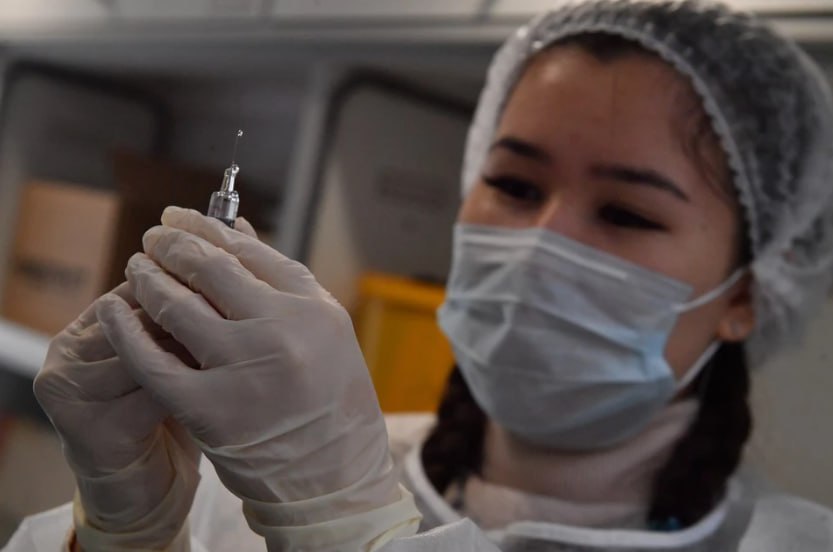 Новая вакцина от меланомы эффективна на 90 Гинцбург Российская вакцина против меланомы показала в доклинических испытаниях на животных эффективность свыше 90 Об этом научный руководитель НИЦЭМ им Гамалеи Александр Гинцбург Сейчас доклинические исследования на животных проведены высокая эффективность фактически эффективность приближалась к более 90 сказал он Как он добавил первая партия пациентов получит вакцину в начале 2026 года Подписаться на truekpru Читать нас в MAX