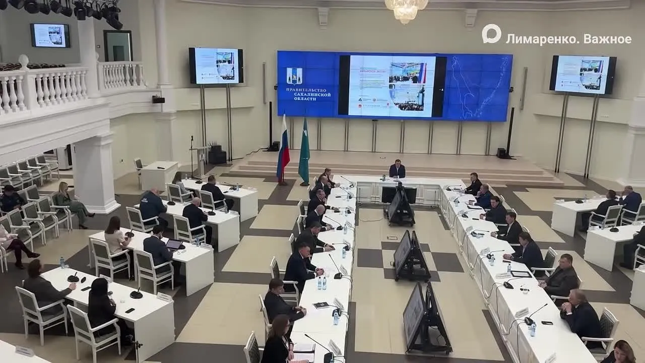 В Харбине 17 21 мая пройдёт фестиваль ярмарка Сделано в России Фестиваль ярмарка проводится Российским экспортным центром РЭЦ на площадке Харбинской международной торгово экономической ярмарки параллельно с X Российско китайским ЭКСПО в рамках национального проекта Международная кооперация и экспорт В Харбине ожидается более 300 тысяч человек в том числе свыше 1 5 тысяч предпринимателей из 38 стран Сахалинская область с 17 по 21 мая выставит в Харбине единый бренд Сахалин Экспо Идею поддержал губернатор Валерий Лимаренко который на заседании совета по инвестиционной деятельности отметил что на Сахалине и Курилах работает множество ремесленников и малых предприятий которые не могут самостоятельно выйти на международные выставки В программе запланированы экспозиция товаров дегустационная зона выступления российских шеф поваров онлайн продажи через национальный магазин Сделано в России и китайские маркетплейсы Сахалин Экспо представит лечебные грязи из Синегорских минеральных вод БАДы из ламинарии украшения из природных материалов изделия из керамики Подписывайтесь на Недебри в Max