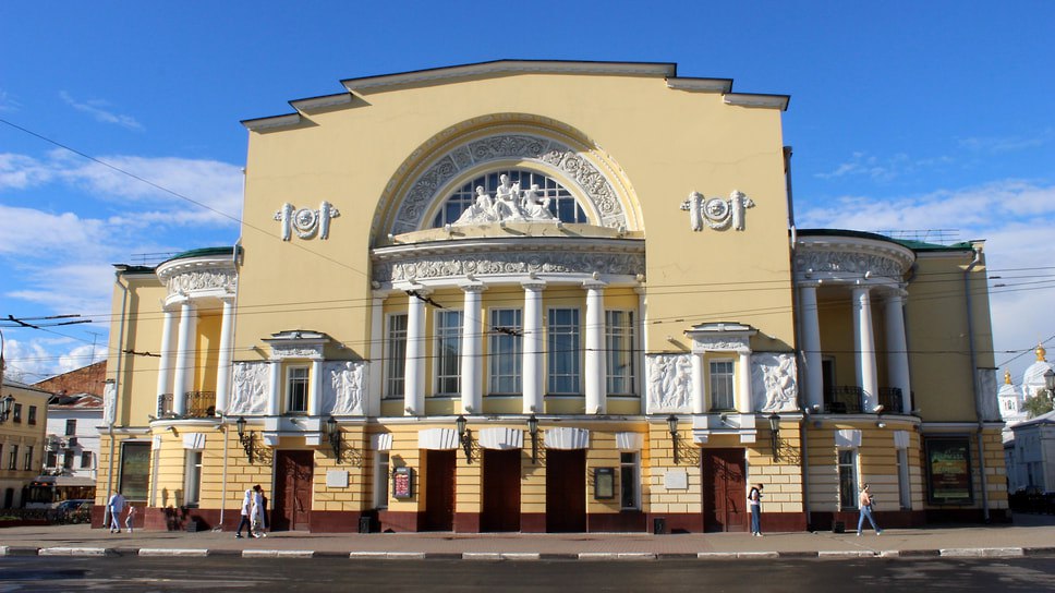 Контракт на реставрацию здания Волковского театра в Ярославле заключен с ФГУП «Центральные Научно-реставрационные Проектные Мастерские». Компания выполнит доработку проектной документации и сами работы за 569,9 млн руб. Срок завершения — 28 февраля 2028 года.  Фото: Дарья Петерсон  Еще больше новостей — в Telegram-канале «Ъ-Ярославль»