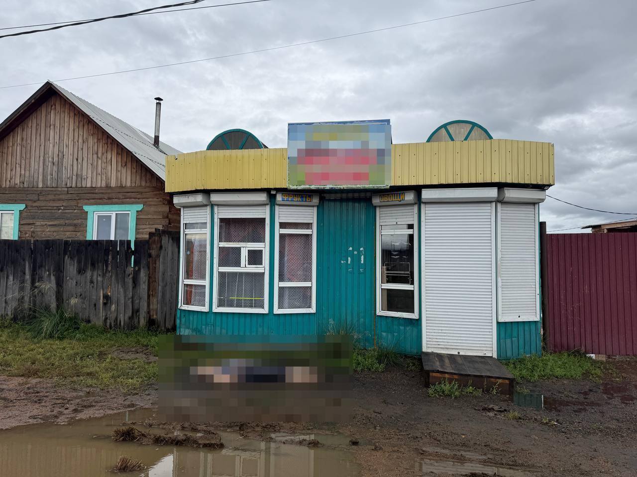 Жительница Бурятии умерла прикоснувшись к киоску Киоск в Нижней Иволге появился в начале 2025 года Местная жительница планировала торговать там и провела электричество Но электрик допустил роковую ошибку при подключении Вскоре киоск закрылся а ошибка электрика обернулась трагедией Ток стал попадать на конструкцию киоска и прохожая случайно прикоснувшись к нему погибла от удара током В настоящее время по данному факту проводятся проверочные мероприятия направленные на установление полной картины происшествия решается вопрос о назначении электротехнического исследования сообщили в СК infpolru