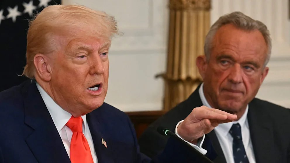 Министр Трампа цитирует вымышленные исследования, чтобы «сделать Америку снова здоровой» Министр здравоохранения США Роберт Ф. Кеннеди-младший — известный противник вакцин и любитель конспирологии. Он уже не раз удивлял публику, и вот опять — на этот раз тем, что в правительственном докладе ссылался на несуществующие научные исследования. На прошлой неделе этот доклад о хронических заболеваниях у детей и подростков опубликовало само министерство. Как выяснило агентство AFP, 4% ссылок ведут на исследования о детском здоровье, которых нет. Всего в докладе 7 сомнительных источников, утверждает портал Notus. Доклад «Сделать Америку снова здоровой» Make America Healthy Again приходит к выводу, что хронические заболевания у детей и подростков вызываются прежде всего переработанными продуктами и добавками, токсинами окружающей среды и отсутствием физической активности. Кроме того, упоминается опасность, якобы исходящая от вакцинации. В докладе, в частности, упоминается нью-йоркский исследователь Ноа Крэсски Колумбийский университет как автор исследования о тревожных расстройствах и депрессиях у подростков во время пандемии коронавируса. Однако, по словам самого Крэсски, приведённая в докладе цитата не содержится ни в одной из его работ. С его точки зрения, указанного исследования не существует вообще. Учёный Гуохуа Ли, также из Колумбийского университета, сообщил, что и приписанная ему цитата в докладе «полностью выдумана». Эпидемиолог Кэтрин Кейс тоже заявила, что не писала указанную в министерском докладе статью. Откуда могли быть взяты приписываемые ей данные, она не знает. Некоторые ссылки, в том числе на статью в научном журнале Jama, по данным AFP, ведут в никуда. Пресс-секретарь Белого дома Кэролайн Левитт объяснила всё это «ошибкой форматирования», которая «не ставит под сомнение содержание доклада». Противники Трампа из Демпартии раскритиковали доклад как «полный дезинформации». Министерство здравоохранения, по их словам, пытается «оправдать свои политические приоритеты» c помощью подложных исследований.