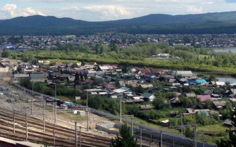 Авария на теплотрассе произошла в забайкальском городе перед 20-градусными морозами  Авария произошла на теплотрассе в городе Хилок Забайкальского края, сообщили в региональном правительстве.  «До конца дня должны уже работы завершить, начать настройку, пуск теплоносителей в домах», — пообещал вице-премьер Алексей Гончаров  цитата по пресс-службе краевой администрации .  По данным «Гисметео», ночью температура воздуха в Хилокском районе Забайкалья уже опускается до -15…-20 градусов. В Хилке проживают около 10 тыс. человек.  Подписаться  Прислать новость  Помочь бустами