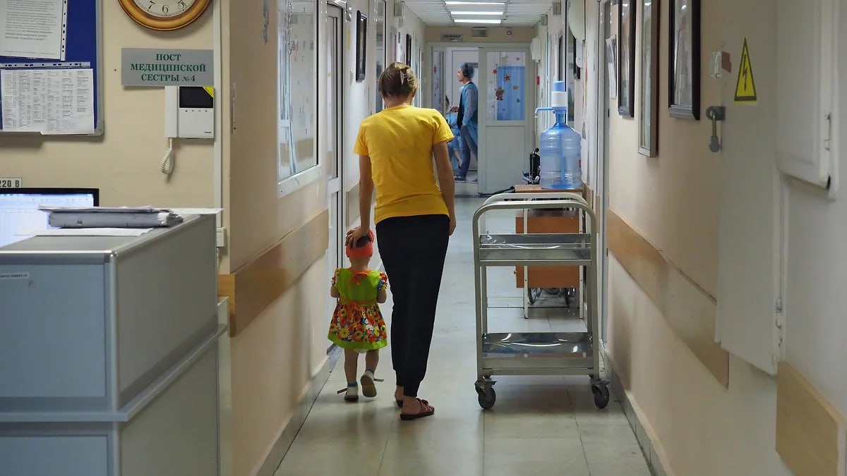 Минздрав Башкирии намерен реорганизовать несколько детских больниц Под оптимизацию попадут уфимские детские поликлиники 4 и 6 их присоединят к городской детской клинической больнице 17 и ГКБ 9 а также стерлитамакская детская больница она станет частью ГКБ 1 Негативных последствий принятия решения о реорганизации не установлено уверяют комиссии под руководством первого заместителя главы минздрава Роберта Иштукова Проект распоряжения правительства о реорганизации проходит общественные обсуждения Фото Елена Горбачева Коммерсантъ Подписывайтесь на Ъ Уфа Оставляйте бусты