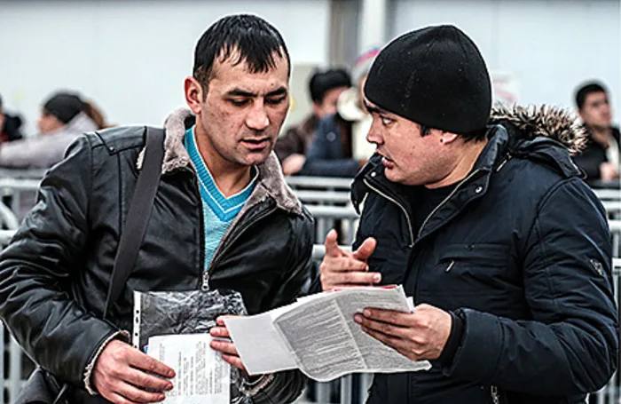 Мигрантам сократят прохождение медосвидетельствования с 90 до 30 дней Теперь всем иностранцам приехавшим в Россию более чем на 3 месяца будет выделено 30 дней для прохождения медицинского освидетельствования раньше было дано 90 дней заявил председатель ГД Вячеслав Володин А если мигрант уклоняется от медосвидетельствования за это предлагают ввести административную ответственность штраф с возможностью выдворения из страны по решению суда Нововведения коснутся и медицинских организаций теперь информацию об оформленных заключениях они обязаны отправлять в МВД А если у иностранца выявили инфекционное заболевание оперативно сигнализировать в Роспотребнадзор для его скорейшей депортации Кроме того планируется ввести повышенную уголовную ответственность за подделку и оборот официальных документов об отсутствии заболеваний которые опасны для окружающих Ранее в Госдуму был внесен законопроект согласно которому врачей обяжут сообщать в МВД о нелегальных мигрантах которые обратились за медпомощью