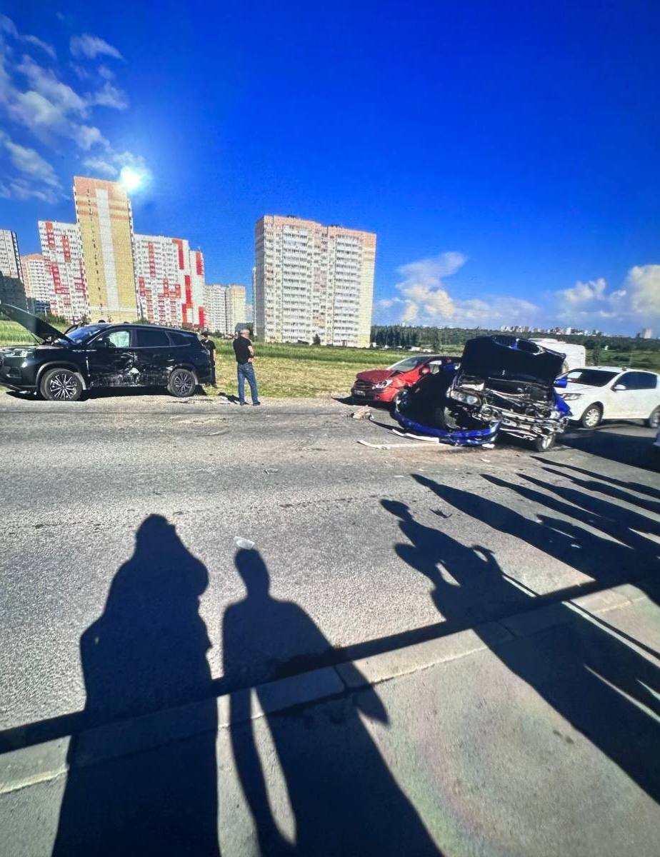 Мужчина решил перебежать дорогу в неположенном месте в Суворовском. И спровоцировал ДТП с тремя авто. Затем убежал на лавочку и сделал вид, что ему плохо Новости №1 в Ростове Прислать новость/фото