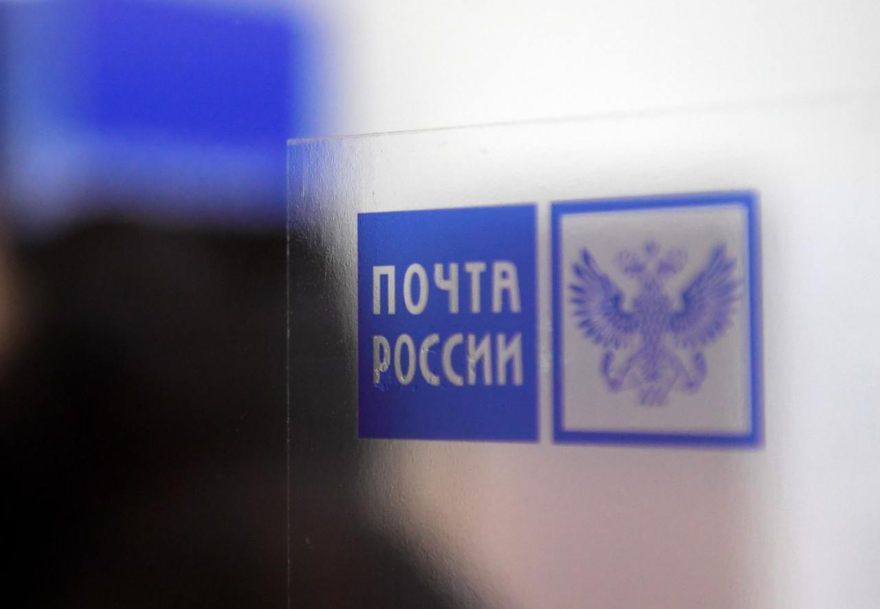 «Почта России» получит новый статус и расширит функции. В мае–июне в Госдуму внесут законопроект, который закрепит за «Почтой России» статус уполномоченной организации по доставке почты в многоквартирные дома. Раньше почта доставляла корреспонденцию фактически, но без четкой правовой базы — теперь ее роль будет официально оформлена. Также документ предполагает интеграцию «Почты» с цифровыми сервисами, включая «Госуслуги», сайт и мобильное приложение. Это упростит удаленное получение уведомлений и управление отправлениями, особенно в отдаленных районах. Еще одно нововведение — продажа безрецептурных лекарств в отделениях, где нет аптек, а также возможность выдачи заказов с маркетплейсов. Подписывайтесь на «Газету.Ru»