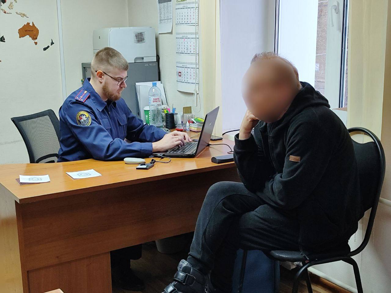 К 6 годам колонии суд приговорил экс гендиректора Сибирского научно клинического центра Бориса Баранкина По версии следствия с 1 сентября 2018 го по 11 мая 2021 года фигурант дела вместе с директором по страховой и внебюджетной деятельности заведующей аптекой а также представителем коммерческой компании частично подменили лекарства для пациентов при их поставке учреждению Ущерб превысил 15 5 млн руб Представителю компании суд назначил 4 года условно СУ СКР по Красноярскому краю и Республике Хакасия  Подписывайтесь на Ъ Сибирь