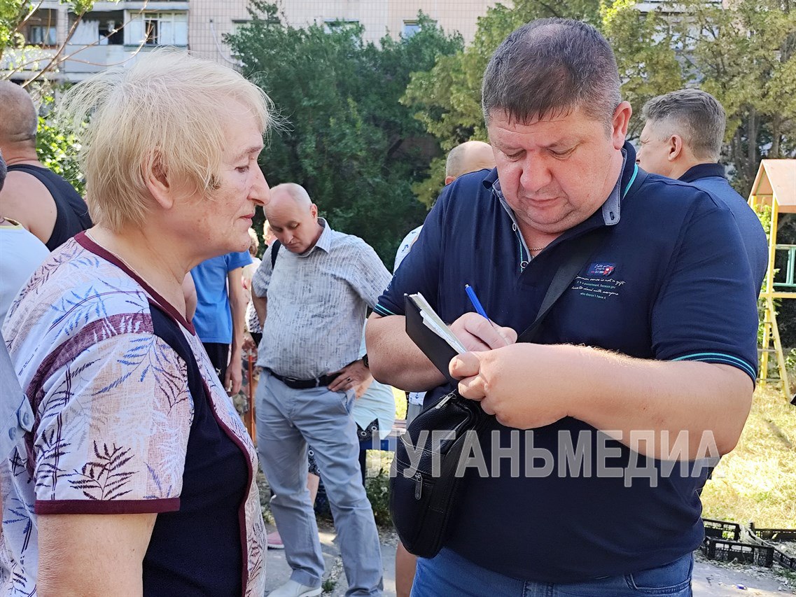 В Луганске состоялась очередная встреча с населением в рамках проекта «Муниципальный диалог – решаем вместе» Проект «Муниципальный диалог – решаем вместе» стартовал в столице республики в апреле 2025 года по инициативе фракции «Единая Россия» в Совете городского округа. Он позволяет выявлять актуальные для разных территорий социальные проблемы и оперативно реагировать на запросы людей. На встрече ВРИП Главы города Луганска Яна Пащенко и депутаты округа обсудили с жителями одного из районов города проблемные вопросы. Одним из таких вопросов стало обустройство детских площадок. – Сейчас мы разработали типовые площадки. Пока мы делаем четыре площадки, это пока так. А со следующего года, в любом случае, должно быть не менее 100 площадок. Кроме того, вы все имеете право поучаствовать в инициативном бюджетировании, имеете право создать ТОС территориальное общественное самоуправление , – рассказала горожанам Яна Пащенко. Яна Валерьевна отметила, что большие перспективы при решении вопроса имеет инициативное бюджетирование, когда инициатором изменений выступают жители конкретного района. При этом горожане не только выдвигают проекты благоустройства, но и контролируют их реализацию. Встречи с населением в рамках проекта «Муниципальный диалог – решаем вместе» будут проходить во всех районах города в течение года. Вконтакте Одноклаcсники