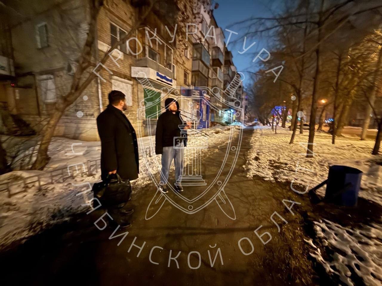 Житель Челябинска ответит в суде за убийство малознакомого лица Прокуратура Центрального района г.Челябинска утвердила обвинительное заключение по уголовному делу в отношении 24-летнего местного жителя, обвиняемого в совершении преступления, предусмотренного ч. 1 ст. 105 УК РФ убийство . По версии следствия, 07.03.2025 обвиняемый в дневное время, находясь на ул. Энгельса в Центральном районе г. Челябинска, в ходе возникшего конфликта с силой нанес 23-летнему потерпевшему не менее 7 ножевых ранений в различные части тела, от которых последний скончался на месте. Обвиняемый вину признал, в содеянном раскаялся. Уголовное дело направлено в Центральный районный суд г.Челябинска для рассмотрения по существу.