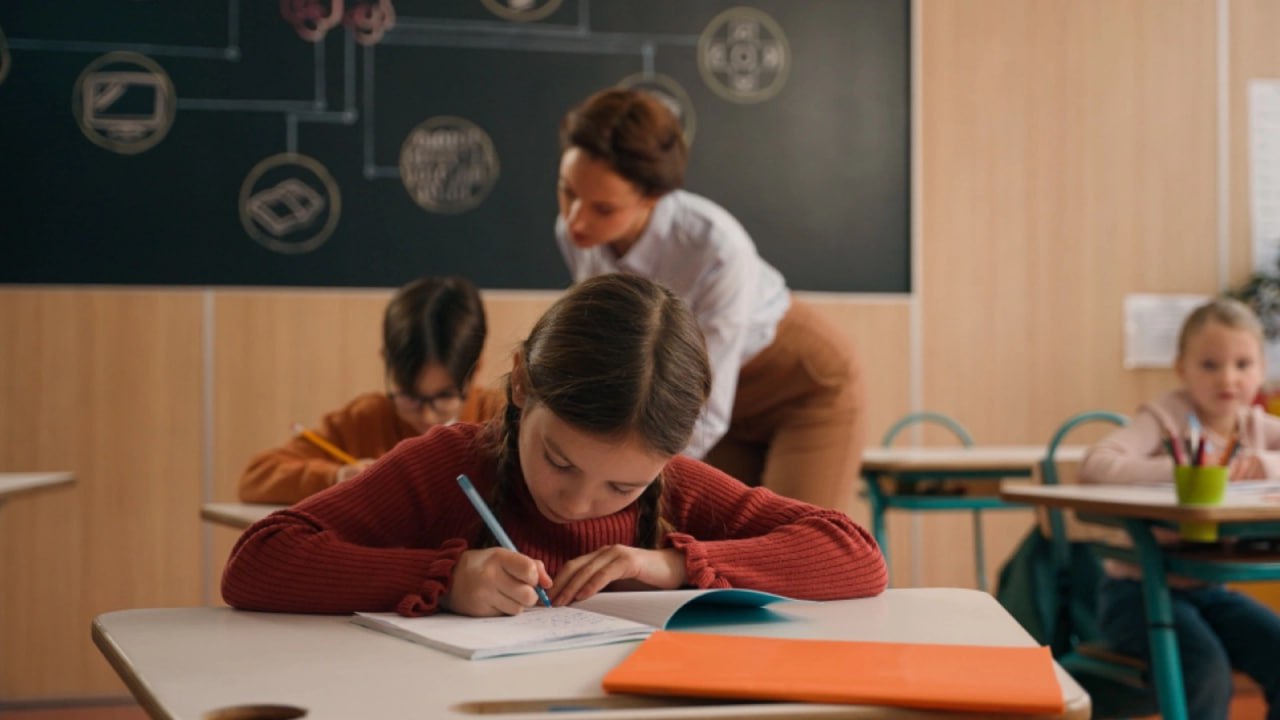 Начались работы на площадке строительства школы гиганта в Хабаровске Группа ВИС по концессионному соглашению построит учебное учреждение на 2100 мест в микрорайоне Ореховая сопка Специалисты уже приступили к обследованию территории и проведению необходимых изысканий Общая площадь здания составит более 35 тысяч квадратных метров В нем обустроят 84 учебных класса 5 спортивных и актовых залов а также бассейн Предусмотрены кабинеты цифровых технологий Рядом с учебным корпусом появится стадион Потребность микрокрайона Ореховая сопка в новых учебных учреждениях большая застроить там должны более 1 млн квадратных метров жилья а квартиры покупают молодые семьи Работающий сейчас лицей Звездный существенно перегружен Начало строительства новой школы запланировано на первый квартал следующего года закончить его согласно паспорту объекта должны в конце 2027 го Будь в курсе событий везде ОК VK MAX