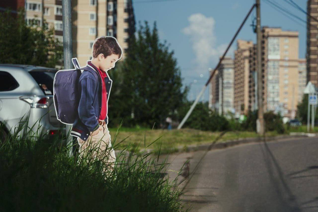 На пешеходных переходах в Лосино-Петровском установили пластиковые фигуры школьников, чтобы водители сбавляли скорость.   Проект вызывает споры, но, как отмечают власти, он действует.  Ранее подобные макеты уже ставили, но со временем они исчезли.