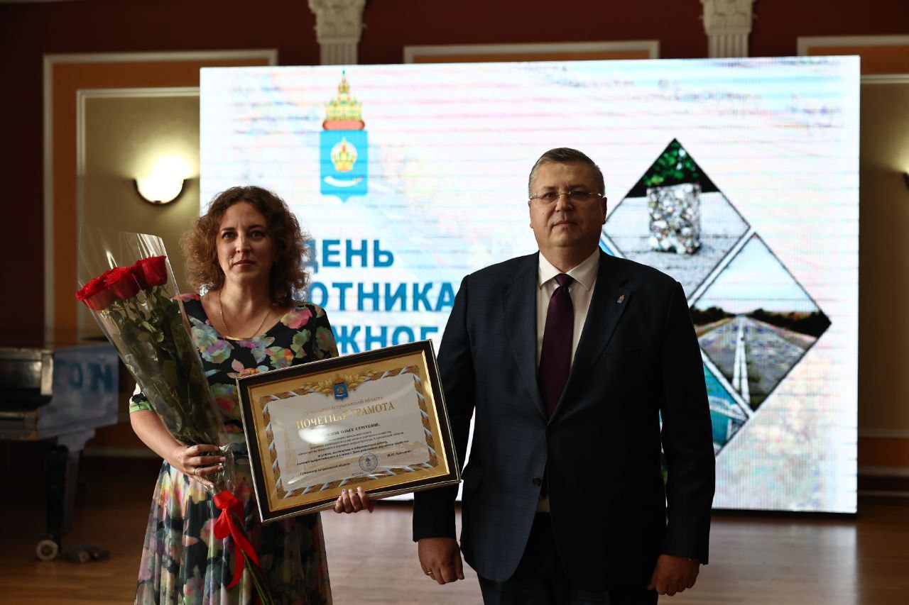 В Астрахани отметили наградами лучших сотрудников дорожной отрасли Сегодня в Астрахани чествовали дорожников чей вклад обеспечил обновление в области сотен километров трасс и десятков мостов Подробнее astrakhan su 336868