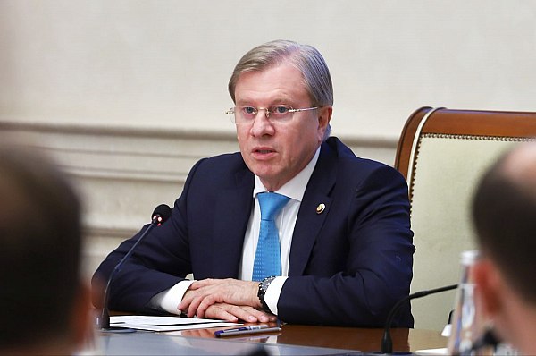 Виталий Савельев рассказал об этапах сертификации отечественных самолетов Вице премьер РФ Виталий Савельев в ходе совещания с главой правительства Михаилом Мишустиным рассказал об этапах сертификации отечественных самолетов Ту 214 Ил 114 МС 21 и Superjet и двигатлей ПД 8 и ПД 14 Об этом сообщает Прайм Уже сертифицирован Ту 214 на финальной стадии сертификации находится региональный самолет Ил 114 интенсивно проводятся сертификационные полеты Superjet и МС 21 с отечественными двигателями ПД 8 и ПД 14 сказал Савельев Вице премьер отметил что российская авиация готова активно использовать отечественные воздушные суда aviaru net n292378