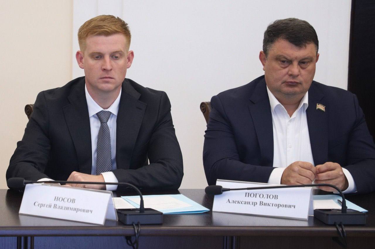 Сегодня принял участие в еженедельной планерке которая прошла под председательством Юрия Бурлачко Участие в работе приняли председатель Контрольно счетной палаты края Сергей Усенко министр образования и науки региона Елена Воробьева министр финансов края Александр Кнышов Особое внимание уделили вопросу необходимости денежной компенсации педагогам за съемное жилье в каждом муниципалитете края Руководитель регионального минобра Елена Воробьева проинформировала нас о том что делается в области поддержки педагогических работников на Кубани Председатель профильного комитета ЗСК Виктор Чернявский напомнил что всего действует 17 видов поддержки кубанских педагогов и остановился на приоритетных Помощь педагогам носит первоочередной характер поскольку речь идет о формировании подрастающего поколения И для нас очень важно чтобы этим занимались социально защищенные специалисты Ежегодно на региональном и муниципальном уровнях уделяется самое серьезное внимание этому вопросу Нужно не останавливаться на достигнутом и продолжать эту работу а также осуществлять непрерывный мониторинг исполнения законодательства в этом направлении сказал Юрий Бурлачко По итогам совещания приняли резолюцию с рекомендациями и предложениями по дальнейшему совершенствованию мер поддержки кубанских педагогов Ваш депутат Сергей Носов ЗСК ЗаконодательноеСобрание депутатЗСКНосов СергейНосов