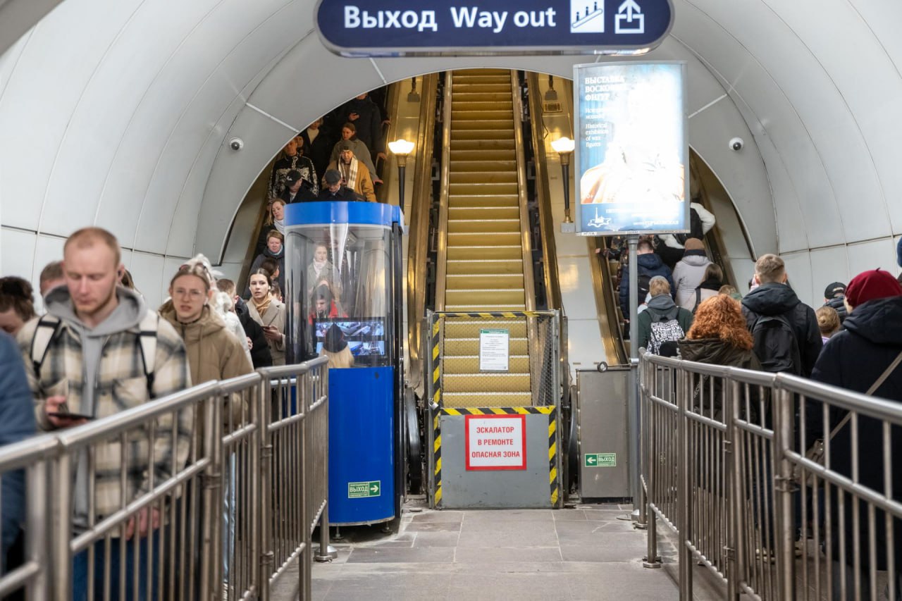 Петербургский метрополитен наймёт группы быстрого реагирования за 1 5 млрд рублей Согласно документации госзакупки подрядчик должен создать мобильные группы которые будут прибывать на место в течение 15 минут в том числе в ночное время Сотрудники должны быть оснащены аудио и видеорегистраторами резиновыми дубинками наручниками бронежилетами и шлемами Контракт рассчитан на период с ноября 2025 по ноябрь 2027 года В обязанности групп будет входить задержание правонарушителей контроль соблюдения режима безопасности реагирование на нарушения и осмотр бесхозных предметов на 146 объектах метрополитена Заявки от компаний принимают до 11 сентября Михаил Тихонов ДП Подписаться на DP RU