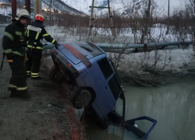 Автомобиль улетел в затопленный кювет в Кировске Поздним вечером 9 мая в Кировске при невыясненных обстоятельствах произошло ДТП. Сообщение об аварии на улице Ботанический сад поступило в 23:50. Как сообщает Управление по ГОЧС и ПБ Мурманской области, автомобиль ВАЗ 2111 съехал в кювет. В результате ДТП транспортное средство оказалось в воде. Информация о пострадавших отсутствует. В причинах произошедшего предстоит разобраться сотрудникам региональной Госавтоинспекции. Фото: Управление по ГОЧС и ПБ Мурманской области