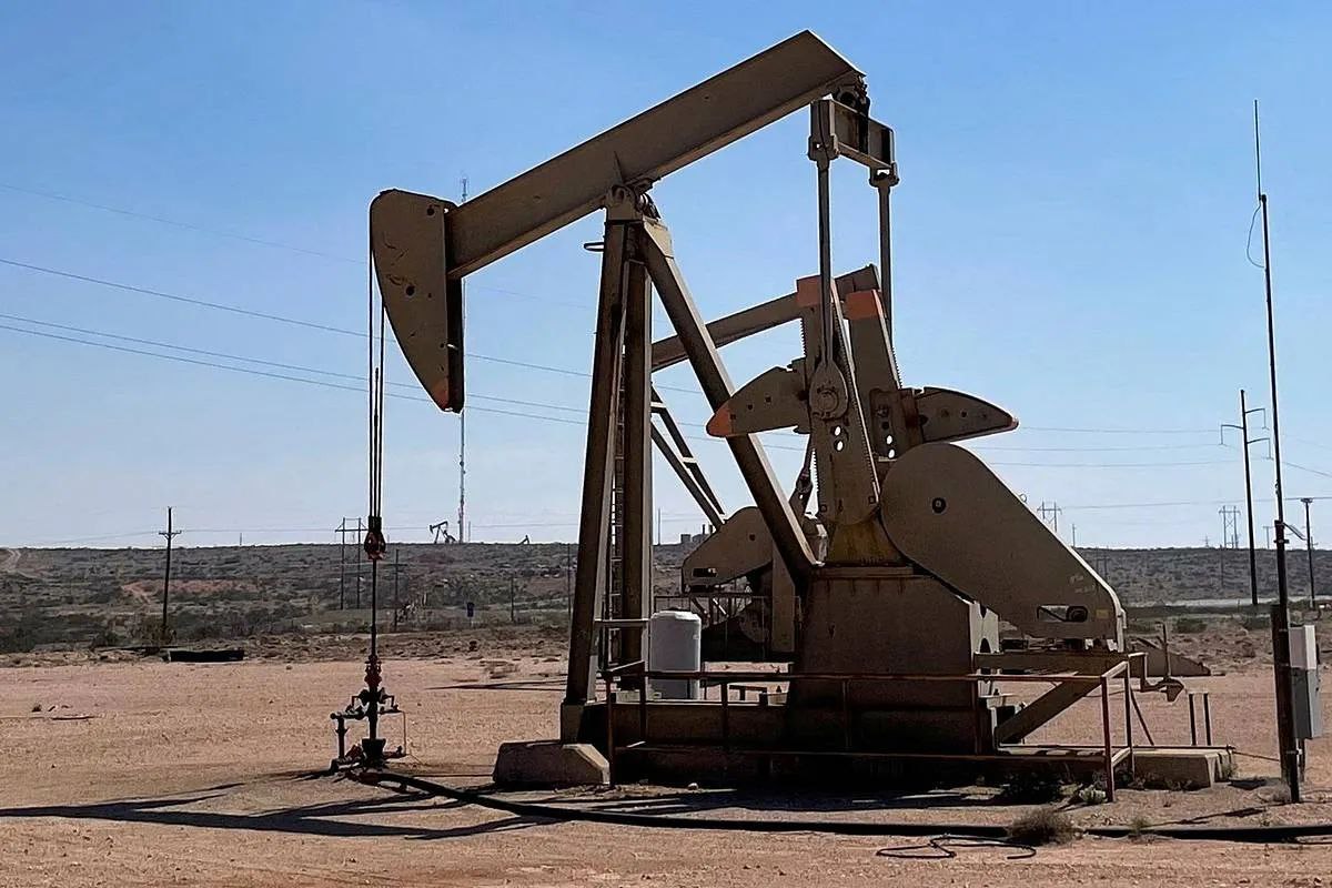 Американские нефтяные компании пошли вопреки желанию Трампа. Руководители крупнейших нефтяных компаний США собираются сокращать бурение и добычу и говорят о конце сланцевого бума из-за проблем с рентабельностью производства. Стоимость эталонного для США сорта нефти WTI на прошлой неделе остановилась на отметке 61,5 доллара за баррель. При этом, по оценке Федерального резервного банка Далласа, для выхода на уровень безубыточности сланцевым производителям нужно не менее 65 долларов, а в текущих условиях он выглядит малодостижимым. Б—Ж