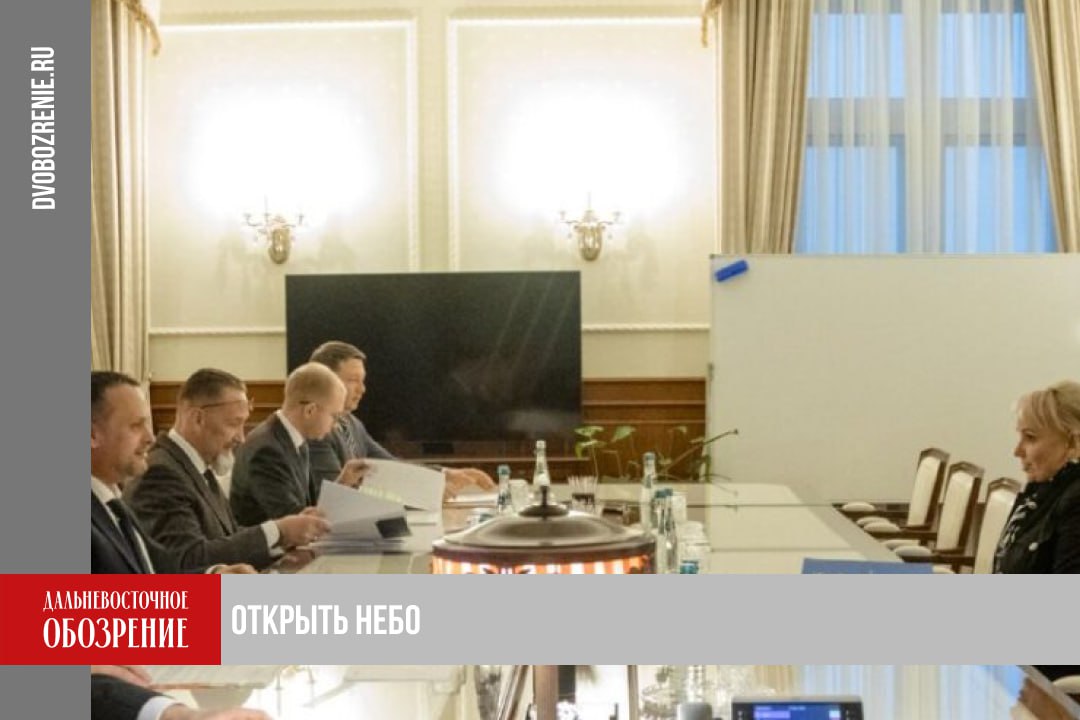 В ЕАО планируют построить первый аэропорт Губернатор ЕАО Мария Костюк и глава Минтранса РФ Андрей Никитин обсудили состояние транспортной инфраструктуры в регионе В рамках рабочей встречи стороны договорились о строительстве первого в области аэропорта На данный момент ближайшая к Биробиджану воздушная гавань находится в Хабаровском крае Андрей Никитин предложил правительству автономной области создать межведомственную рабочую группу Рассмотрена инициатива создания международного аэропорта что повысит мобильность жителей и туристическую привлекательность региона Готовится дорожная карта определяющая этапы оценки и сроки строительства нового аэропортового комплекса рассказали в пресс службе Минтранса РФ На сегодняшний день из ЕАО в другие субъекты можно добраться по авто и железнодорожному сообщениям При этом ближайший к региону воздушный терминал находится в столице Хабаровского края Например жителям Биробиджана чтобы добраться до Международного аэропорта имени Г И Невельского необходимо потратить более двух часов Подробности в материале ДВ Обозрение Другие новости