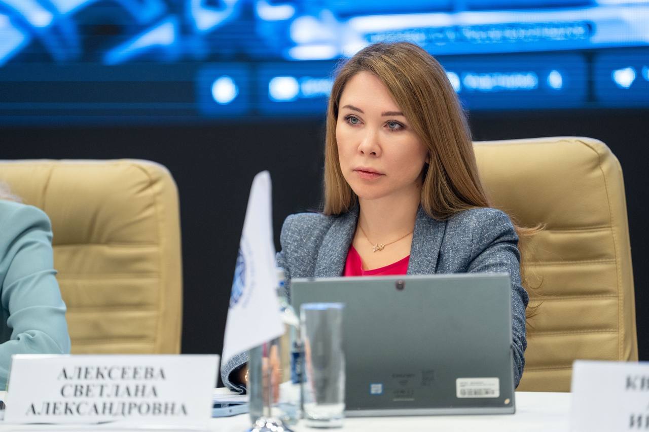 Светлана Алексеева рассказала о развитии цифрового ветконтроля в молочной отрасли в рамках XI Международного молочного форума ЕАЭС в Сочи 9 сентября заместитель руководителя Россельхознадзора Светлана Алексеева представила результаты и перспективы цифровой трансформации ветнадзора на форуме ЕАЭС Так Служба оказывает 15 государственных услуг связанных с обеспечением безопасности и качества товаров животного происхождения Основные достижения и направления работы интеграция государственных информационных систем прослеживаемости ВетИС и Честный знак компоненты ФГИС ВетИС обеспечивают полный цикл прослеживаемости от фермы до потребителя с применением электронных ветеринарных документов и идентификации животных ведется цифровой учет сельхозживотных в компоненте Хорриот в целях установления происхождения и объемов молока внедряется концепция когда отсутствует необходимость вторичного ввода данных при использовании цифровых систем прорабатывается вопрос по введению запрета на оформление электронных документов без учета животных Заместитель руководителя Службы подчеркнула что цифровизация позволяет сократить число плановых проверок переходя к профилактическому мониторингу с использованием больших данных и искусственного интеллекта