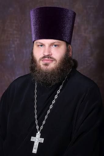 — «Эти люди поставили шариат выше российских законов, они совершенно неуправляемые!».   Священнослужитель Павел Островский высказался о массовой мигpaции и её последствиях для российской культуры и правопорядка.  «У нас есть просто буквально миллионы мигpaнтов, и в том числе с жёнами, с детьми и так далее, которые вообще не признают нашу культуру… Если будет у них выбор — исполнять законодательство Российской Федерации или законы шapиата, то 2/3 из них поставили законы шариата выше. То есть это люди ещё, которые совершенно неуправляемые».