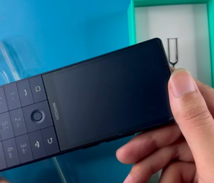 Xiaomi представила кнопочный телефон Duoqin F25 с Android и DeepSeek Бренд Duoqin который входит в экосистему компании Xiaomi представил новую кнопочную звонилку F25 Устройство поставляется в вытянутом корпусе и оснащается физической клавиатурой с крупными кнопками Изображение выводится на 3 54 дюймовый сенсорный экран с разрешением 640 960 пикселей