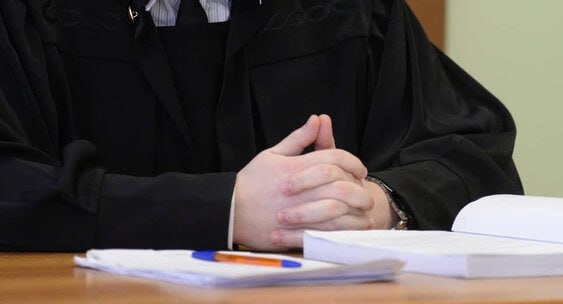 Создатели источника питания Прокуратура потребовала проговорить к срокам от шести с половиной до семи лет заключения четверых фигурантов уголовного дела о хищении свыше 150 млн руб. у «Роскосмоса». Уголовное дело в отношении гендиректора ЗАО ЦПТА Райгедаса Поцюса, его первого заместителя Олега Архипенкова, главного конструктора — начальника конструкторского бюро Семена Шишкина, а также коммерческого директора организации Александра Софинского было возбуждено в ноябре 2017 года. Гособвинение полагает, что экс-руководители «Центра перспективных технологий и аппаратуры» ЦПТА , взявшиеся создать в рамах госконтракта мощную батарею для военно-космической отрасти, имитировали выполнение работ, использовав более раннюю разработку, а деньги украли. Госзаказчику же были представлены «недостоверные документы по фактически понесенным затратам», а также ложные сведения об исполнении условий госконтракта. Приговор суд огласит 2 июня. Версия