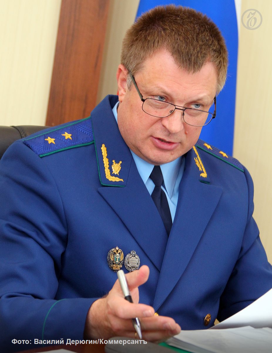 Новыми заместителями генерального прокурора Александра Гуцана в ближайшее время будут назначены прокурор Краснодарского края Сергей Табельский на фото и начальник главного уголовно судебного управления надзорного ведомства Сергей Бажутов В Совфед поступили соответствующие представления президента Владимира Путина В Генпрокуратуре предстоящие назначения официально не комментируют хотя информация о повышениях прокуроров в должностях известна многим Предполагается что господин Табельский будет курировать вопросы обеспечения деятельности органов прокуратуры а в дальнейшей работе господина Бажутова могут быть варианты Подписывайтесь на Ъ в Telegram в MAX Оставляйте бусты