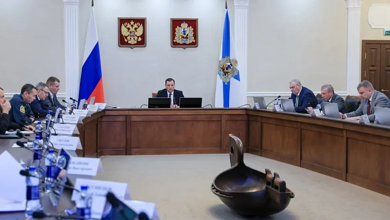 В Архангельске обсудили ход реализации программы по расселению аварийного жилфонда Всего как отмечает пресс служба губернатора и правительства Архангельской области в рамках федерального проекта Жилье входящего в национальный проект Инфраструктура для жизни по адресной программе переселения граждан из аварийного жилищного фонда в столице Поморья до 2028 года планируется расселить порядка 16 7 тысячи квадратных метров жилья Жильем взамен аварийного будут обеспечены 940 человек Один из механизмов достижения целевых показателей приобретение квартир в новостройках через договоры долевого участия Это новый для региона подход который позволяет ускорить предоставление жилья и охватить больше семей нуждающихся в улучшении жилищных условий Как рассказал на оперативном совещании глава Архангельска Дмитрий Морев областной центр получил финансирование на приобретение 147 квартир в настоящее время завершены 64 торговые процедуры заключено 59 контрактов на покупку жилплощади Из 147 квартир уже приобретено 64 в новом строящемся коммерческом фонде Начали распределять квартиры жителям получены первые 20 заявлений о согласии на заселение сказал Дмитрий Морев До конца мая планируем довести количество заключенных контрактов на покупку жилья для переселенцев до 80 Параллельно с приобретением квартир ведется строительство жилья В рамках второго этапа программы рассчитанного на 2026 2027 годы планируется строительство новых домов по программе переселения Для этого в Конецгорском переулке Архангельска возводятся два дома В рамках третьего этапа который продлится до конца 2028 года планируется строительство еще трех домов в Конецгорском переулке Кроме того в течение нескольких лет в Архангельске будет расселено из аварийного жилья свыше 5800 человек благодаря реализации механизма КРТ за счет внебюджетных средств при этом 556 человек уже в 2026 году Губернатор отметил что приобретение квартир в новостройках важное дополнение к строительству жилья как основному направлению расселения механизм договоров долевого участия позволяет оперативно предоставлять жилье в муниципалитетах где есть готовые или строящиеся объекты подходящие под требования программы Важно ускорить заселение квартир в Архангельске в том числе приобретенных в рамках предыдущего этапа программы переселения До конца лета нужно заключить договоры с жителями и передать все квартиры добавил Александр Цыбульский Фото пресс службы губернатора