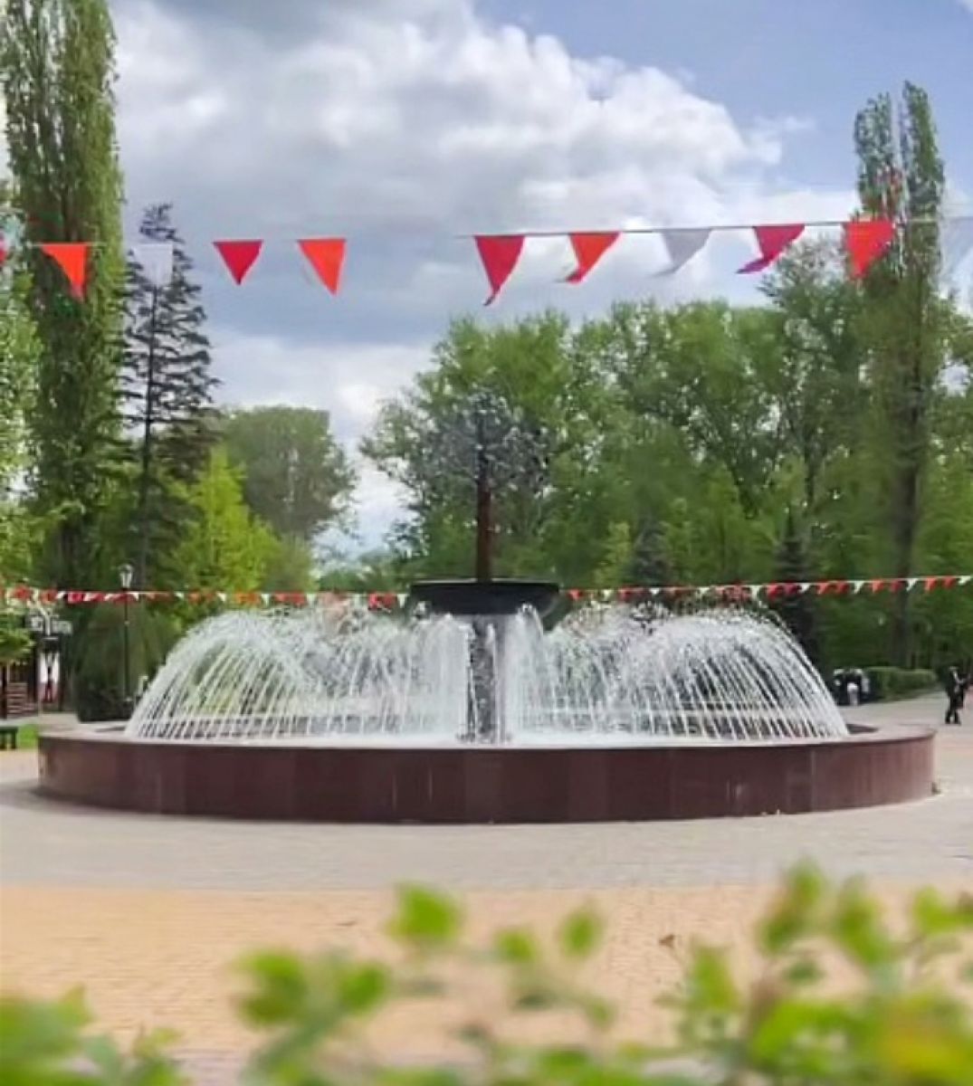 Фонтан на бульваре Сорокина в Липецке остался без воды по непраздничной причине Старт сезона фонтанов в Липецке сегодня, 1 мая, добавил горожанам праздничного настроения. Уже с 11 часов бьют водные струи в Нижнем парке и парке Победы, а в 18 часов 30 минут заработают все остальные. Однако есть нюансы. ↗ Прислать новость Подписаться