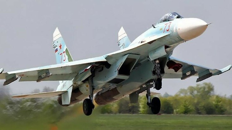 В Карелии разбился военный истребитель погибли два пилота Два человека погибли при крушении военного истребителя в Прионежском районе Карелии передает ArbatMedia Авиакатастрофа произошла в районе озера Лососинское вблизи одного из местных аэропортов Самолет упал в лесистой местности Как сообщается на борту находились двое оба пилота скончались К месту происшествия направлены спасатели и другие оперативные службы Обстоятельства случившегося уточняются Прислать новость