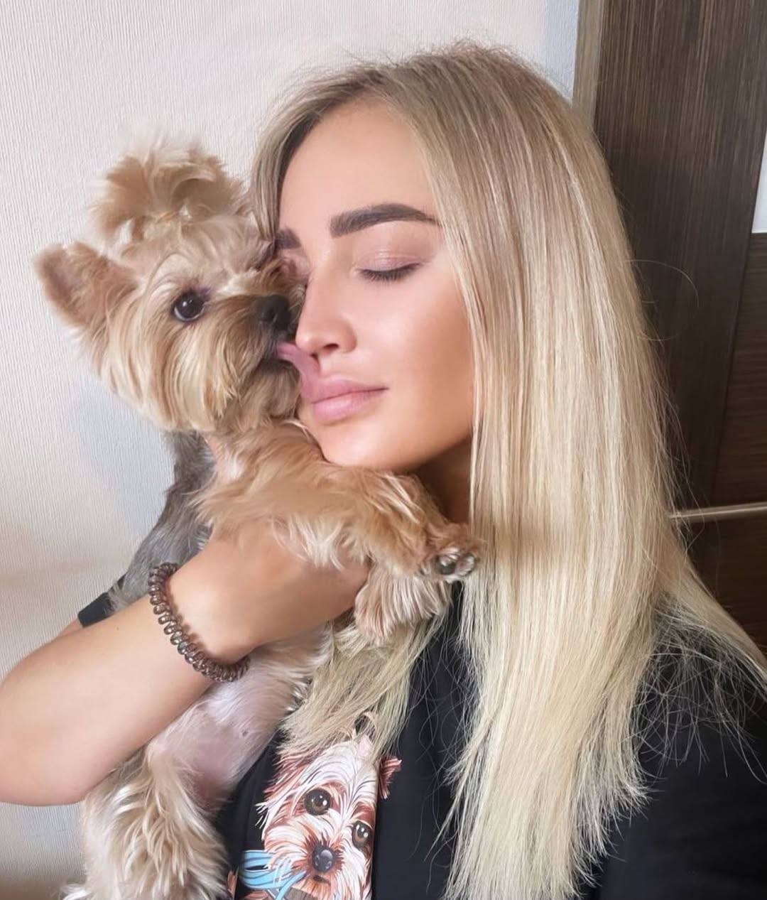 У Ольги Бузовой умерла собака Ева. В последнее время певица боролась за её жизнь — у питомца был высокий сахар, она практически ослепла и была постоянно под наблюдением ветеринаров в клинике. «Я хочу нас запомнить такими. Моя бусинка улетела на облачка. Беги по радуге счастливой, как ты всегда бегала по травке. Мой самый любимый мокрый нос, спасибо за счастье в 13 лет. Навсегда в моем сердце. Огромный кусок сердца от меня просто оторвался», — написала певица. Сил Ольге справиться с потерей любимицы. Новости Super раньше всех в MAX. Это мы из подземки писали. Сейчас уже дома.
